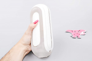 Tenga Flip Hole Zero EV vibračný masturbátor, v ruke