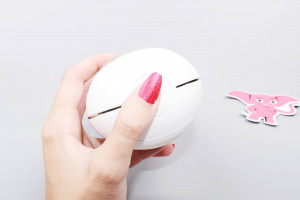 Tenga Flip Hole Zero EV vibračný masturbátor, v ruke