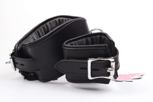 Kožený obojok s putami na ruky Leatherix RestrainMe