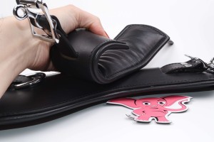 Kožený obojok s putami na ruky Leatherix RestrainMe