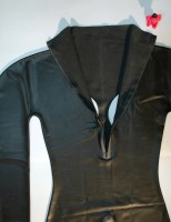 Latexové body s otvormi na prsia