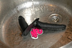 Pripínací penis Double Black - omývanie