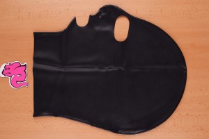 LateX maska s tromi otvormi - na stole