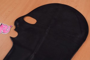 LateX maska s tromi otvormi - na stole