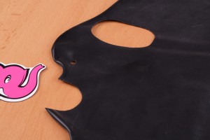 LateX maska s tromi otvormi - na stole