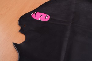 LateX maska s tromi otvormi - na stole