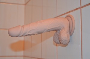 Dildo s prísavkou a semenníkmi Silicone (18 cm), prisaté na dlaždiciach