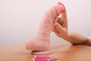 Silikónové dildo s prísavkou a semenníkmi (20cm) - skúška ohybnosti