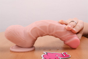 Silikónové dildo s prísavkou a semenníkmi (20cm) - skúška ohybnosti