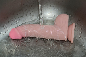 Silikónové dildo s prísavkou a semenníkmi (20cm) - umývanie