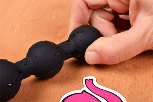 Análne guličky Vibro Bubbles detail na prvý guličku v prstoch