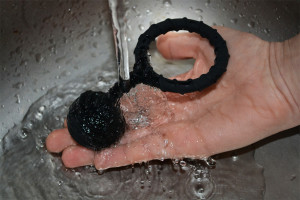 Erekčný krúžok Bubble Blower - omývanie krúžku v ruke