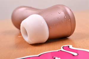 Satisfyer Pre 2 Next Generation podtlaková pomôcka, fotenie zo strany