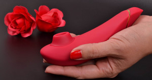 Womanizer Premium tlakový vibrátor, v ruke