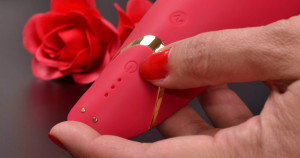 Womanizer Premium tlakový vibrátor, ovládanie