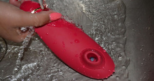 Womanizer Premium tlakový vibrátor, pod tečúcou vodou