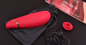 Womanizer Premium tlakový vibrátor, príslušenstvo