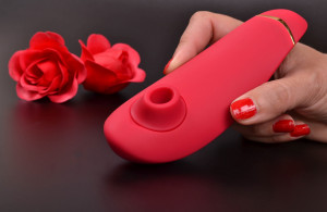 Womanizer Premium tlakový vibrátor, v ruke
