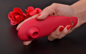 Womanizer Premium tlakový vibrátor, v ruke