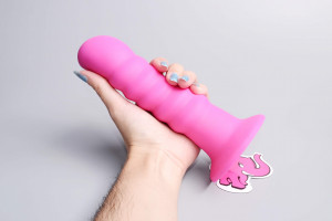 Silikónové dildo s prísavkou Hot Pink (18 cm), v ruke