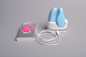 We-Vibe Chorus párový vibrátor, nabíjanie