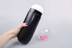 Svakom Sam Neo masturbátor, v ruke