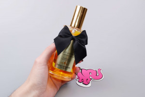 Bijoux Indiscrets afrodiziakálny zbozkávateľný masažny olej Caramel Cavalier (100 ml), v ruke