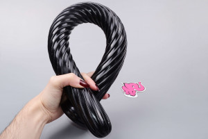 XXL análne dildo s prísavkou Xtreme Spiral (50,8 cm), v ruke