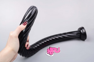 XXL análne dildo s prísavkou Xtreme Spiral (50,8 cm), v ruke