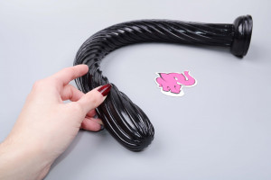 XXL análne dildo s prísavkou Xtreme Spiral (50,8 cm), v ruke