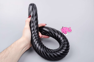 XXL análne dildo s prísavkou Xtreme Spiral (50,8 cm), v ruke
