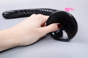 XXL análne dildo s prísavkou Xtreme Spiral (50,8 cm), v ruke