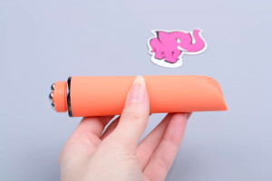 Vibrátor Funny Orange Next Gen v ruke