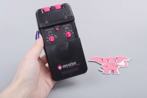 MyStim Analóg zdroj pre elektrosex, v ruke