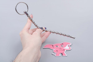 Ohybný kovový dilatátor String of Beads (8 mm), v ruke