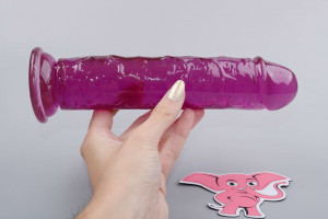 Dildo s prísavkou Purple II (19,5 cm), v ruke
