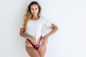 Červené latexové tangá Claire