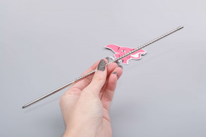 Kovový dilatátor Steel Spike (4 mm), v ruke