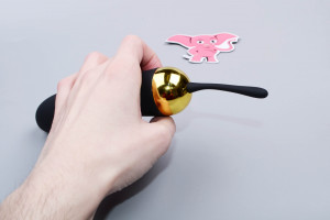 Sada tlakovej pomôcky a pulzátora – Pleasurix Duo, pulzátor, v ruke