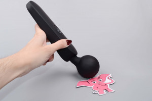 Nahrievacie masážne hlavice Couple Play s tromi nástavcami (21,5 cm), v ruke