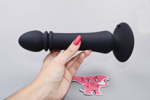 Prirážací análny vibrátor Dream Orgasm s diaľkovým ovládaním, v ruke