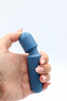 Mini masážny vibrátor zo silikónu Tiny Wand III (12 cm), v ruke