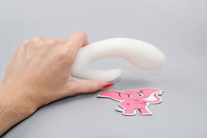 Svietiaci silikónový vibrátor s výbežkom na klitoris Lumisphere Bunny (19,5 cm), v ruke