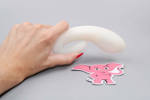Svietiaci silikónový vibrátor s výbežkom na klitoris Lumisphere Bunny (19,5 cm), v ruke