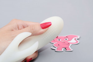 Svietiaci silikónový vibrátor s výbežkom na klitoris Lumisphere Bunny (19,5 cm), v ruke