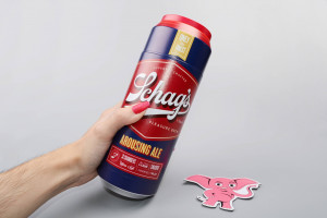 Masturbátor Beer Can Arousing Ale (20 cm), v ruke