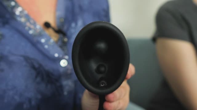 video: Verča s Luckou a Manuálna vákuová pumpa na vagíne Black Bliss