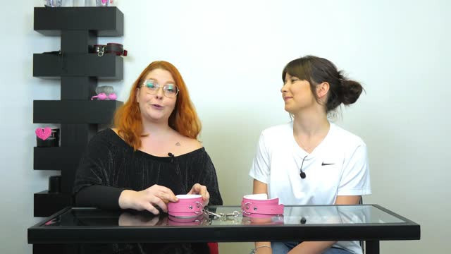 video: Nikča s Anet ukazujú Kožené putá na ruky Ružový Slon